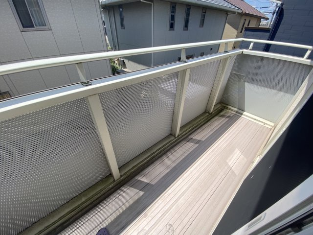 程よい奥行きがあり、洗濯物を干しやすいバルコニー。周囲からの視線も気になりにくく、プライバシーに配慮されたつくりです。日当たりも良く、洗濯物がしっかり乾くのはもちろん、気分転換のスペースとしても。