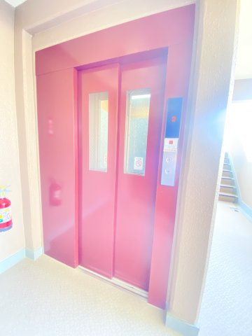 エレベーター降りてすぐのお部屋です♪