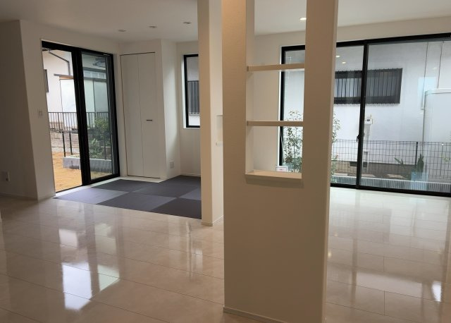 L型アイランドタイプは、キッチンからダイニングにもリビングにも目が行き届くので、とても使いやすい配置です。L字型独立タイプは、キッチンを独立させてるためLDKというよりもLDといった様なイメージです。