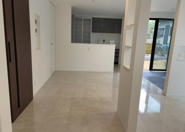 ダイニングは、食事や家族の団らんスペースとしてだけではなく、ほかの用途としても使用することができます。ダイニングテーブルを置き、食事のためのスペースを作ることでリビングとの差別化を図ることができます。