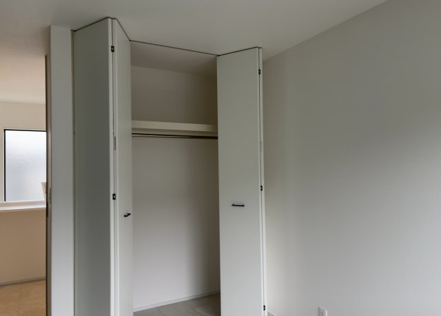 ウォークインクローゼットがあれば、クローゼット内でコーディネートが完成できますし、季節の変わり目に行う衣替えの手間も省けます。また、スーツケースなど大きいものもしまうことができ使い勝手がよいです。