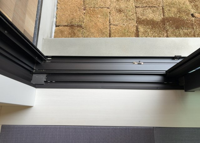 サッシとは、ガラス窓に使用される金属製の窓枠のことです。一般的に住宅建築では、金属製建具工事の段階で備え付けるもので、ガラス類や玄関、バスルームのスチール製のドアなどと同じタイミングで工事を行います。