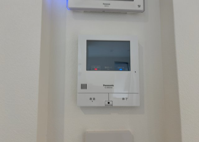 モニターで来訪者を確認して、目的が分からない場合はインターホンを通じて室内から会話することができます。怪しいと感じた場合はインターホン越しにお帰りいただくことができるので、直接会うことがなく安全です。