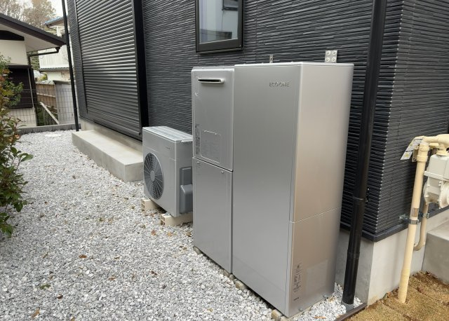 省エネ給湯器とは従来型の給湯器より熱効率が高く、少ない燃料でたくさんのお湯を沸かすことが出来る高効率な給湯器のことを指します。また、省エネ給湯器には種類があり、利便性や効果なども様々です。