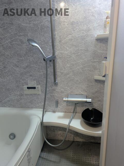 洗面器やボトルを置ける棚を完備♪使いやすそうですね♪