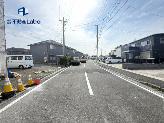 前面道路は見通しが良く、開放感があります！　毎日の暮らしを快適にサポートしてくれる住環境です！