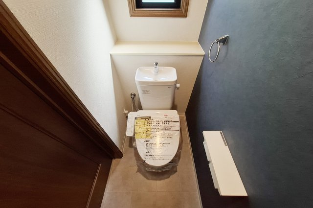 2Fトイレ：TOTOの便器・温水洗浄便座を新調済み。2階にもトイレがあり、忙しい朝も便利です。