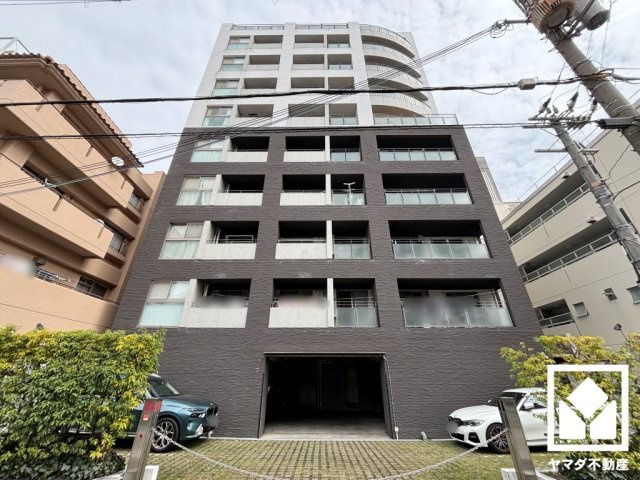 敷地内に駐車場を完備（月額15000円～21000円）。出入口は防犯性に優れたロボットゲート付き。空き状況等は弊社スタッフまでお気軽にお問い合わせください。