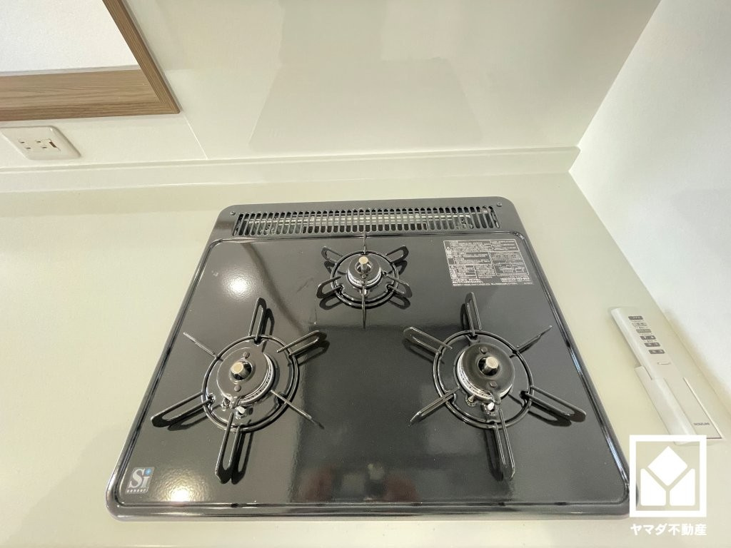家族のごはん作りがはかどる。同時調理ができる3口コンロ付き。