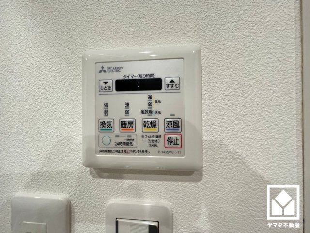 浴室暖房乾燥機付き。真冬の寒い浴室を暖かく、また雨の日の洗濯物の乾燥にと多用途に活躍する機能です。