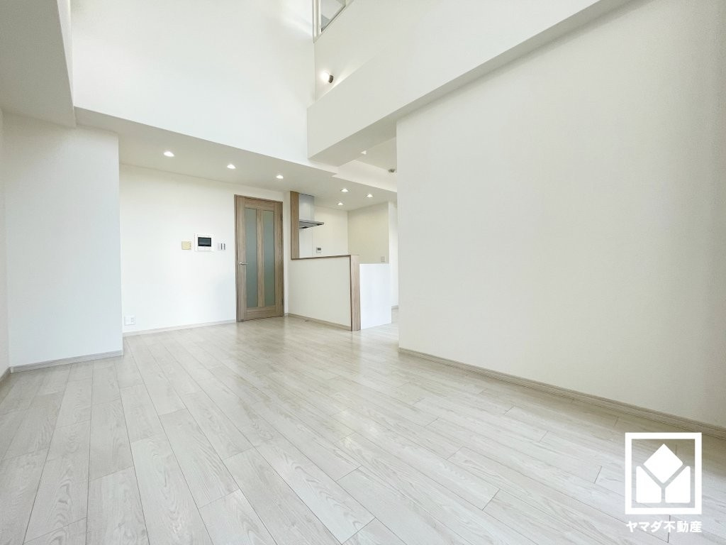 広々15.5帖のLDKが魅力。家族全員がリラックスできる、ゆったりとした快適リビングで温かい団らんの時間を。