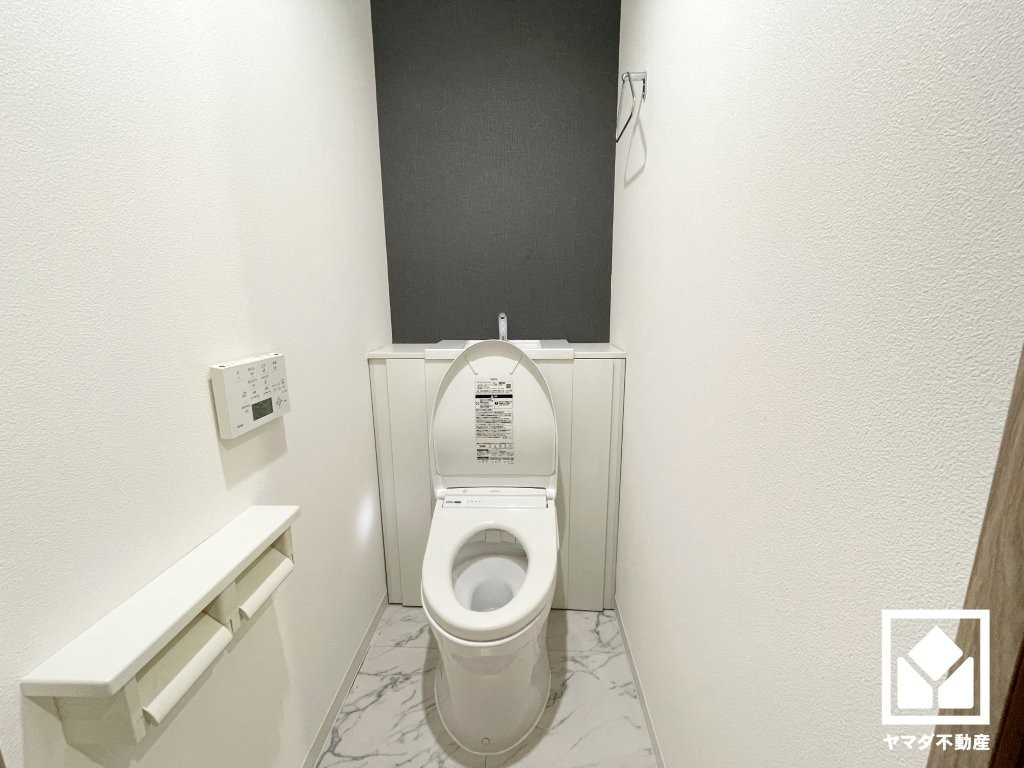 明るく清潔感溢れるトイレです。2連トイレットペーパーホルダーなのでお取替えの手間が軽減できます。