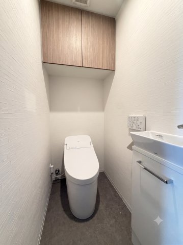 温水洗浄機能付き暖房便座のトイレです。　※CGにて家具の削除等を行っております。