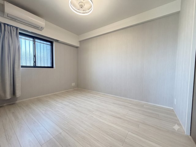 洋室約6.0帖。ベッドが配置しやすい整形のお部屋です。　※CGにて家具の削除等を行っております。