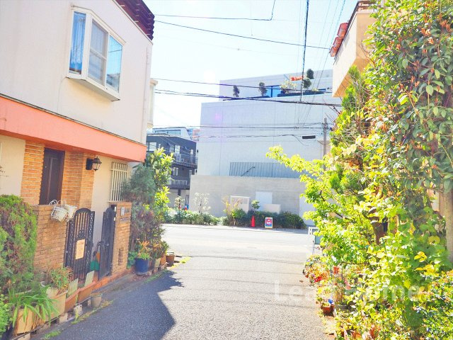 車通りが少なく落ち着いた周辺道路です！小さなお子様がいるご家庭も安心して移動ができますね♪