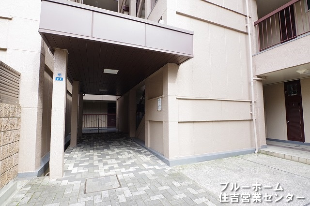 エントランスの写真です！入口が広く出入りしやすいですね♪