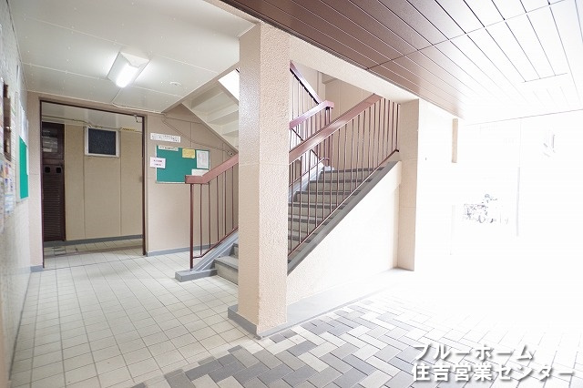 ロビーの写真です！エントランス同様に入口が広く出入りしやすいですね♪