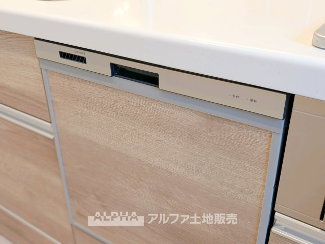 【Dishwasher】　◆食洗器◆ビルトイン食器洗浄乾燥機を完備。家事の負担を軽減し、手洗いでは落としにくい汚れもスッキリ洗浄。忙しい毎日をサポートする便利な設備です。