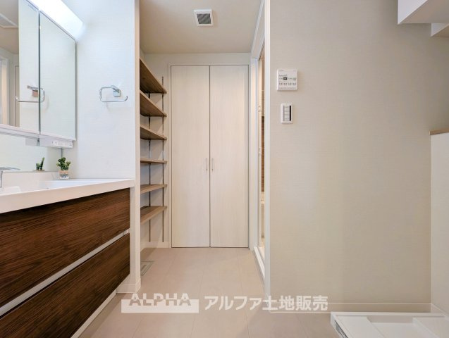 【Laundry　space】　◆ランドリースペース◆洗濯機まわりにゆとりのある設計で、家事動線もスムーズ。浴室換気乾燥機を備えているため、天候を気にせず洗濯ができ、毎日の家事負担を軽減してくれます。