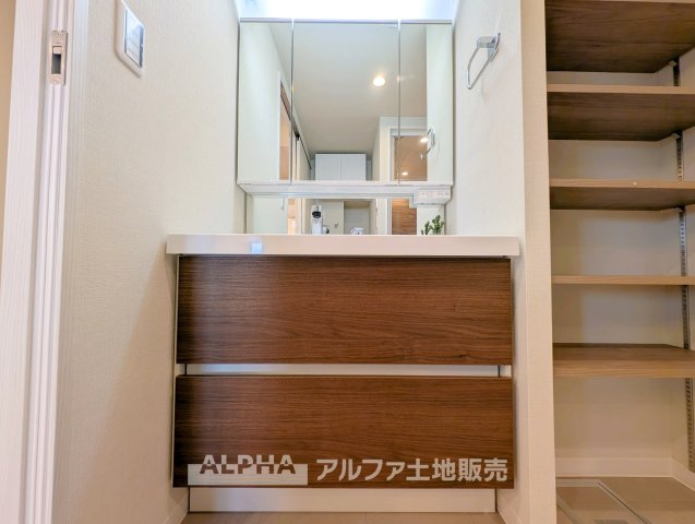 【Powder　room】　◆独立洗面台◆朝の身支度や帰宅後の手洗いも快適に行える独立洗面台。収納スペースも備えており、洗面用品をすっきり整理できる使い勝手の良い空間です。