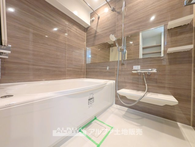 【Bath　room】　◆バスルーム◆一日の疲れをゆっくり癒せる落ち着いたバスルーム。浴室乾燥機付きで天候を気にせず洗濯でき、毎日の暮らしにも便利な空間です。