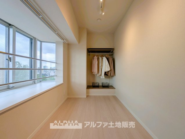 【bright　room】　◆明るさを感じる洋室◆やわらかな光が室内に広がり、日中も快適に過ごせる一室。プライベート空間として落ち着いた時間を過ごせます。