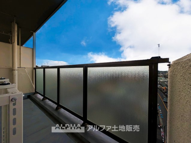 【Sunny　Space】　◆暮らしに広がりを◆陽当たりに配慮されたバルコニーは、洗濯物も乾きやすく、外の景色を眺めながらゆったり過ごせる場所になっています。