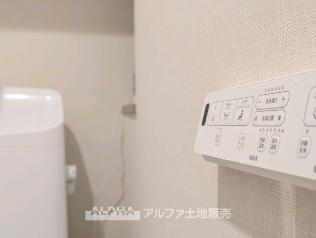【Warm　water　flush　toilet】　◆温水洗浄便座付きトイレ◆お掃除も楽々。快適に過ごすためには今や欠かせない設備の一つです。壁掛けリモコンで使いやすくいつでも清潔に保てます。