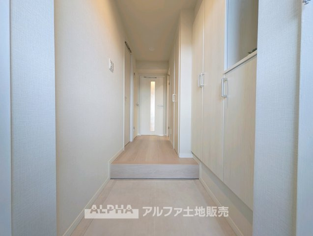 【Welcome　Space】　◆玄関◆帰宅時にほっとできる、穏やかな空気感の玄関。整った空間が日々の切り替えを自然にサポートし、来客時にも好印象を与えます。