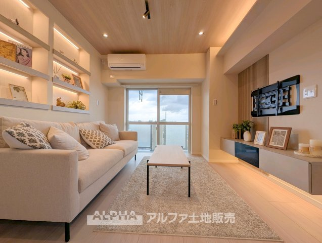 【Daily　Scene】　◆暮らしをつなぐ場所◆　「おはよう」から「おやすみ」まで、一日のさまざまな時間が交差するリビング。家族の何気ない毎日を、心地よく支える空間です。