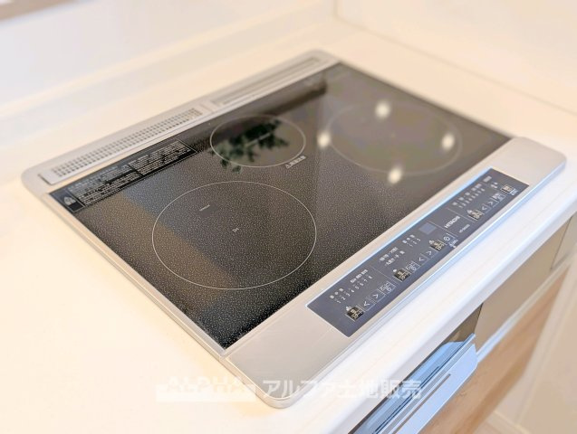 【IH　cooking　heater】　◆IHクッキングヒーター◆火を使わず調理できる為、小さなお子様が居ても安心のアイテム。お掃除もサッとひと拭きで綺麗になります。