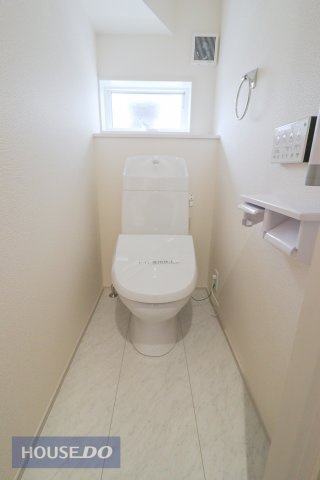 【トイレ】　温水洗浄暖房便座付き。
