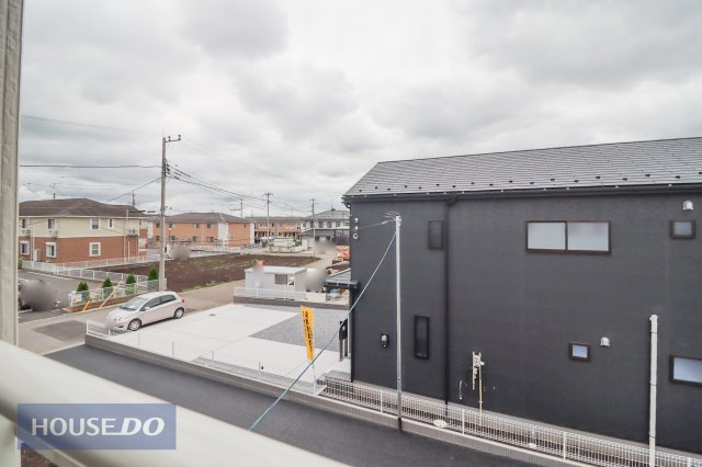 【建物からの眺望】　バルコニーからの景色。十分な間隔が確保されております。