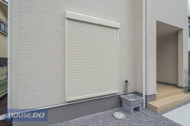 【防犯設備】　1階リビングには雨風の強い日にも役立つ防犯シャッターがついています。