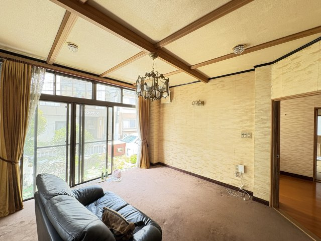 大きな掃き出し窓から自然光が差し込む明るいリビング。開放感があり、日中は照明いらずで過ごせます。外とのつながりも感じられ、戸建てならではのゆとりある生活を実現。家具配置もしやすい広さとなっております。