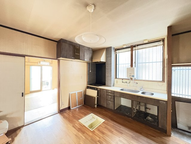 広さにゆとりのあるキッチンスペースで、作業動線も確保しやすい間取りです。収納も上下にしっかり備わっており、調理器具や食器の整理もしやすい設計。勝手口や窓があり、換気や採光にも配慮されています。