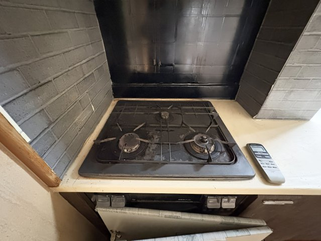 ビルトインタイプのガスコンロを採用しており、複数の調理を同時に進められる実用的な仕様です。壁面で囲われた設計のため油はね対策もしやすく、掃除もしやすい形状です。調理スペースも確保されております。