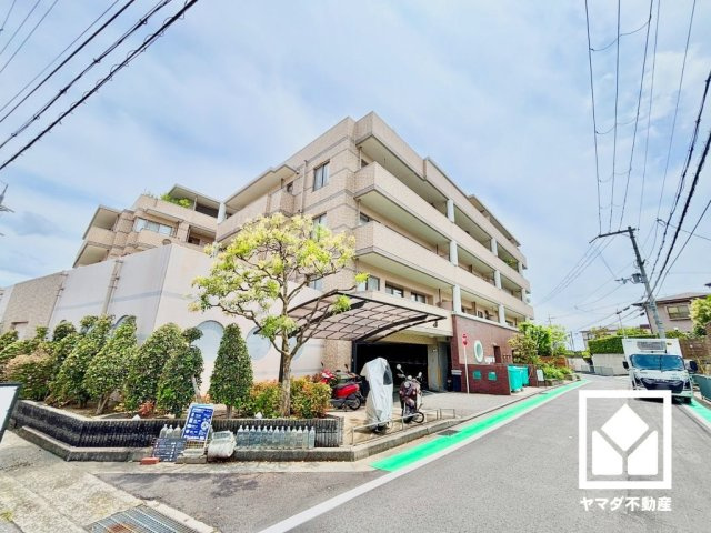 阪急今津線「門戸厄神」駅まで徒歩13分、阪急神戸本線「西宮北口」駅まで徒歩20分、JR東海道本線「西宮」駅まで徒歩26分の立地。
