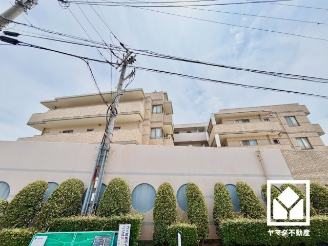 広田小学校の隣に位置する「県営愛宕山住宅団地公園」まで徒歩2分（約130m）。一風変わったユニークな遊具があり、お子様も新鮮な気分で楽しく遊べる環境。日々の遊び場として子育て世帯の方にもお勧めです。