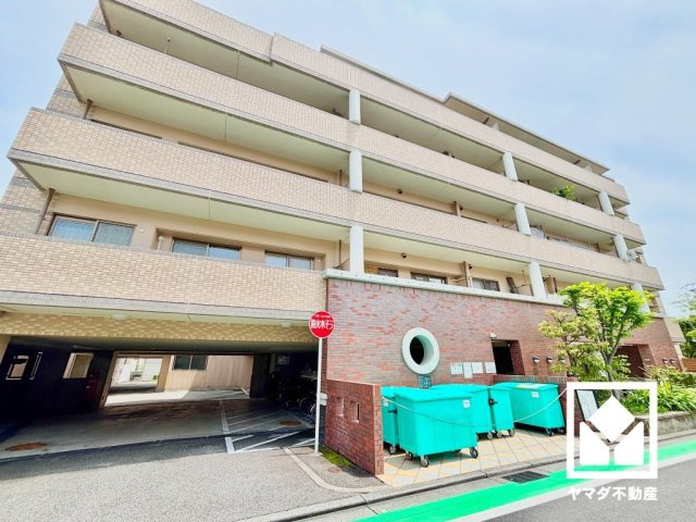 突然の来訪時にも防犯面で心強いモニター付きインターホンを設置。お留守番中のお子様も、室内からスムーズに相手の確認ができます。