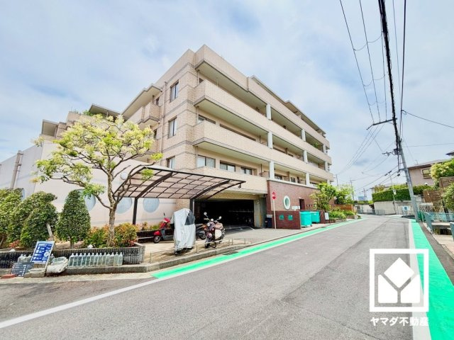 リビング収納やカップボード、シューズボックス、玄関ポーチの外部収納など、居室以外にも多数の収納スペースがあり、住空間を広々お使いいただけます。日用品のストックなどもすっきり片付きます。