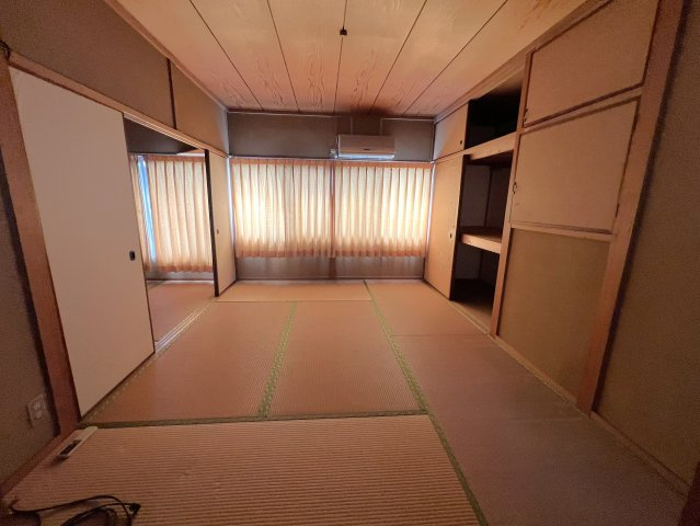 押入れ収納を備えた和室は、寝具や季節物の収納にも便利。居室としてはもちろん、客間や多目的スペースとしても使いやすい間取りです。和の落ち着きを感じながら、実用性も兼ね備えています。