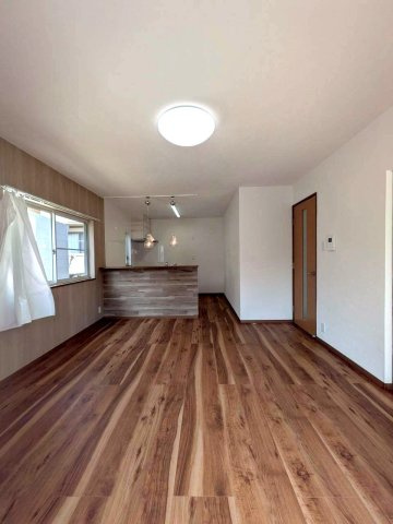 南採光の明るいリビングダイニングは12.5帖　リビング横には約6帖の和室があり、ゆっくりくつろげます。　畳は表替え済になります♪