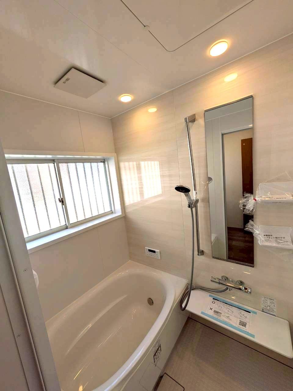 お風呂は新品交換済♪　広々ゆったり1日の疲れを癒しましょう。　お風呂は自動焚き、追い焚き機能つき♪