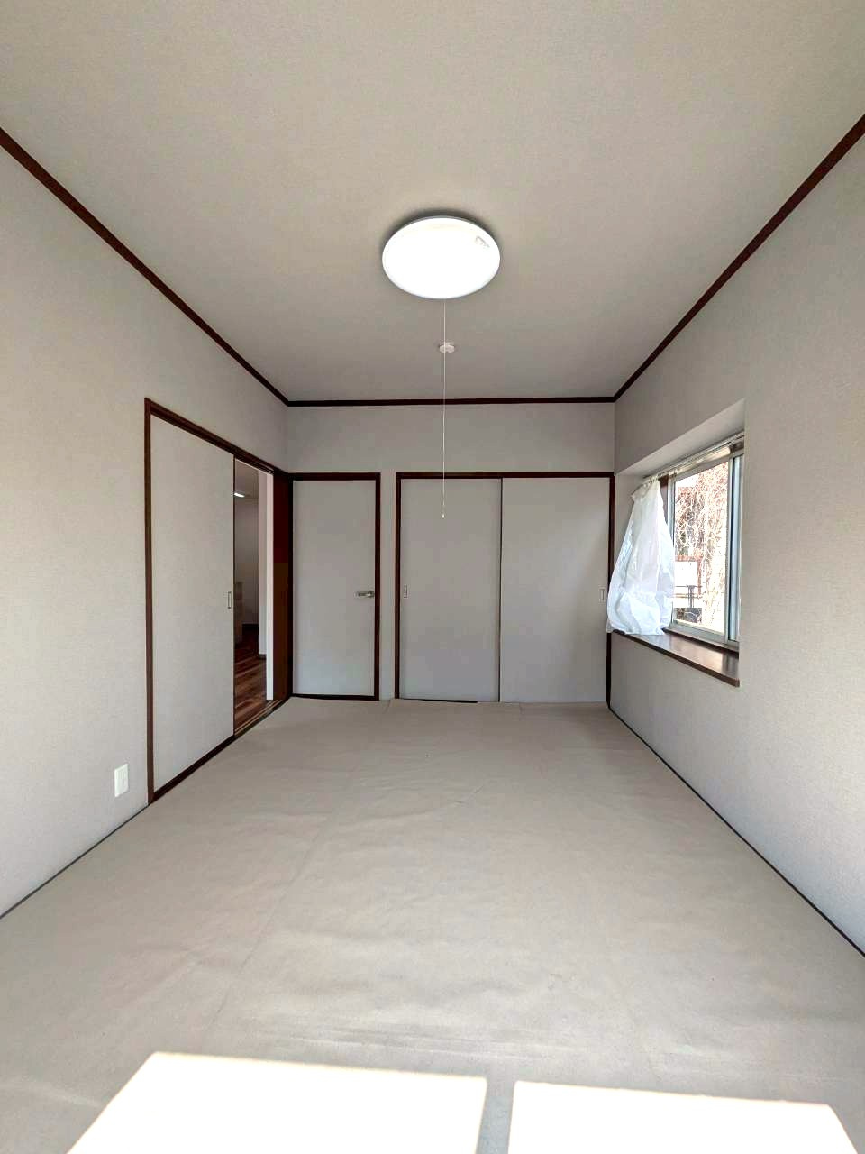 リビングのお隣には和室がございます。　大人もお子様もゆっくりくつろげます♪　寝室にするのもありですね。