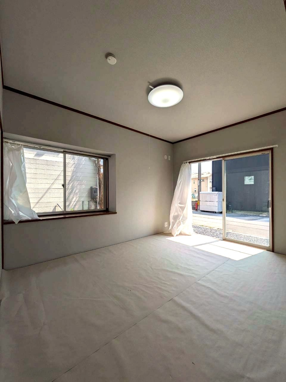 リビングのお隣には和室がございます。　大人もお子様もゆっくりくつろげます♪　寝室にするのもありですね。