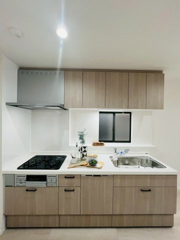 同時進行で調理ができる三口コンロ。