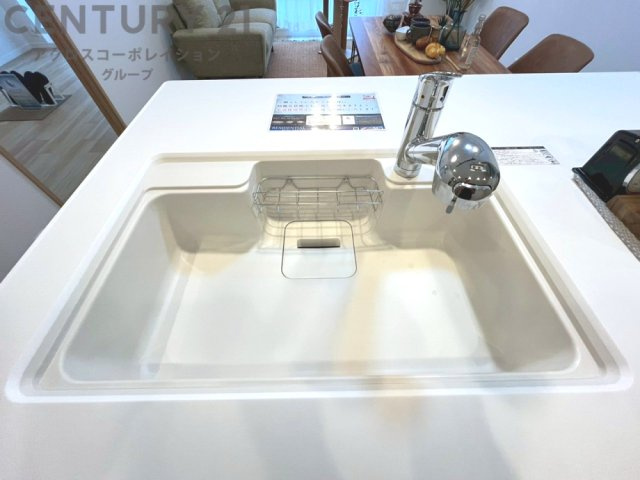 大きなシンクでお鍋などの大きな調理器具を洗う際にも便利です。　