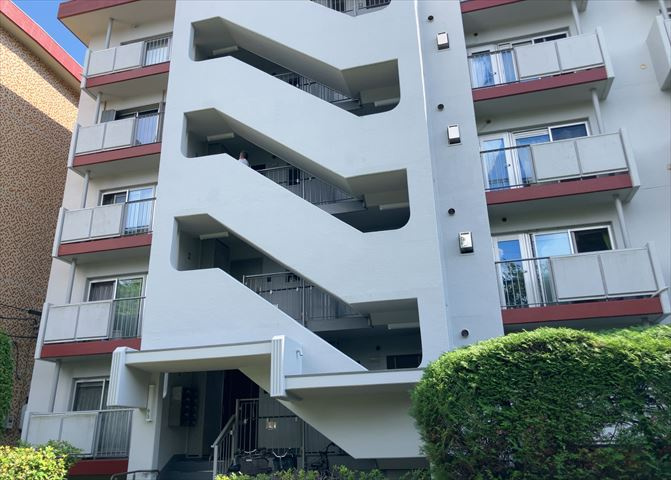 共用部分は、一棟の建物に住む区分所有者全員が共同で所有するとし、共用部分の管理、補修などは、区分所有者で形成される管理組合が行います。個人の判断で勝手に変更することはできませんので覚えておきましょう。