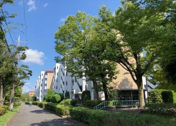 共有部分は、住民なら誰もが使える設備のこと。例えば駐車場やエレベーター、インターネット設備、セキュリティ設備などがあります。他にも、マンションの廊下・外部階段やエントランス・ゴミ置き場などがあります。